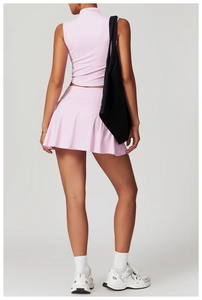 Detail eines rosa Sport-Zweiteilers mit Racerback-Top und plissiertem Sport-Rock