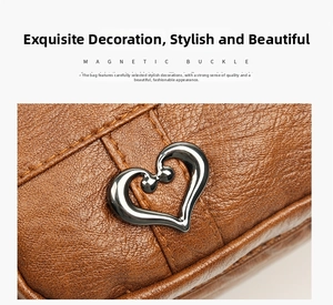Détail macro de la boucle magnétique coeur argenté sur sac à main en cuir marron vintage