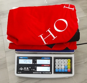 Detailed weight measurement showing 454g for the festive red Santa Christmas tree skirt