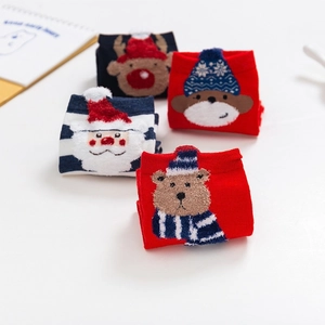 Lot de quatre chaussettes de Noël en peluche avec motifs 3D Père Noël et renne festif