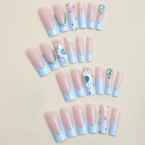 Unghie finte lunghe Coffin sfumate blu con fiori 3D in rilievo e strass decorativi
