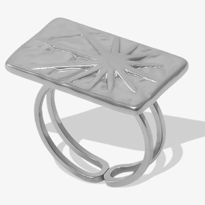 Détail de la gravure étoile sur la face rectangulaire argentée de la bague réglable