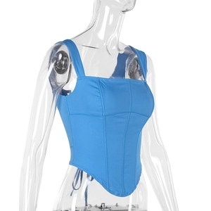Gros plan détaillé sur le bustier bleu sexy avec structure corset et lignes de soutien
