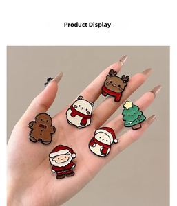 Détails de broches de Noël en émail avec Père Noël, élan et bonhomme de neige sur main