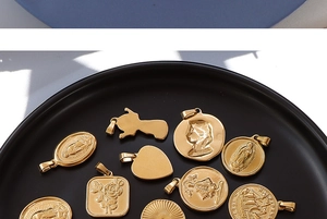Detailansicht verschiedener 18K vergoldeter Anhänger mit Herz- und Blumenmotiven