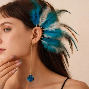 Κοντινό πλάνο boho ear cuff με φτερά και χρυσό σκουλαρίκι με μπλε πολύτιμο λίθο