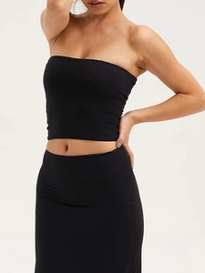 Ensemble haut tube noir sans bretelles et jupe moulante assortie pour un look chic