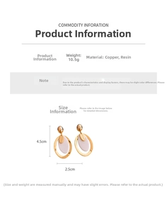 Détail des boucles d'oreilles ovales en résine dorée avec dimensions et poids indiqués