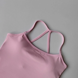 Gros plan d'une brassière de sport mauve en tissu élastique avec coutures plates