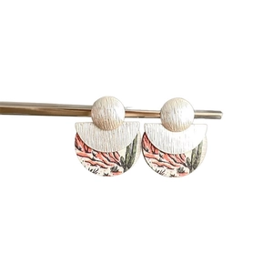 Boucles d'oreilles ethniques géométriques avec imprimé désert et finition dorée