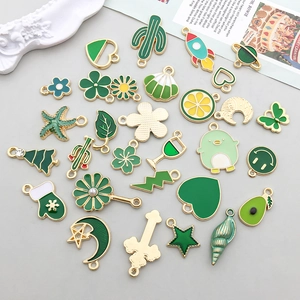 Détails de breloques en émail vert avec bordure dorée pour la création de bijoux DIY