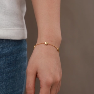 Bracciale da donna in acciaio inossidabile placcato oro 18K con tre ciondoli a cuore