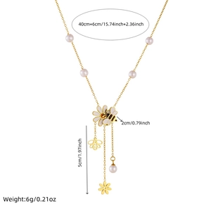 Collana dorata con perla, margherita e ape con dettagli delle misure su sfondo bianco