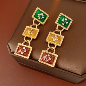 Vintage goldene Ohrringe mit grün gelb rot quadratischen Anhängern und Blumenmuster