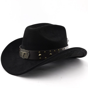 Detail eines Cowboyhutes mit Lederband, Nieten und einem markanten Stierschädel-Emblem
