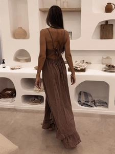 Robe longue dos nu marron foncé avec bretelles croisées et ourlet à volants