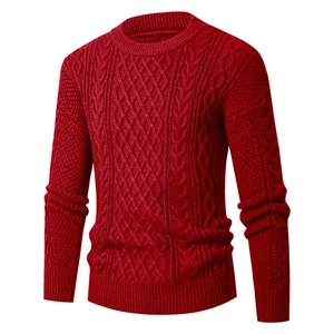 Maglione da uomo rosso a girocollo con classica trama a trecce in maglia a maniche lunghe