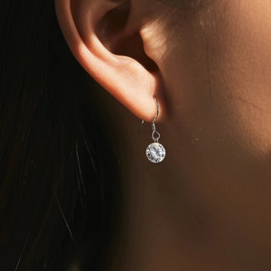 Boucles d'oreilles pendantes en moissanite 1 carat en argent S925 portées par mannequin