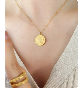 Gros plan d'un collier avec pendentif médaillon lion doré porté sur le cou d'un modèle