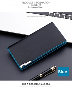 Détail d'un long portefeuille en cuir noir grainé avec bordure bleue et style d'affaires