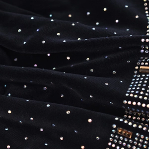 Bonnet en maille chenille noire de luxe avec strass scintillants et détails de bijoux