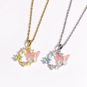 Collier couronne florale colorée avec pendentif papillon en finitions or et argent