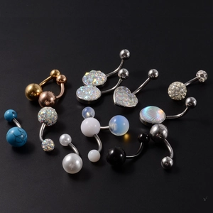 Détail macro de divers piercings de nombril en acier inoxydable avec turquoise et perles
