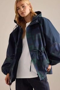 Détail de la veste à carreaux avec capuche, taille à cordon et poignets élastiques en bleu