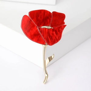 Macro-opname van rode hars poppy broche met goudkleurige steel en marmeren bloemblaadjes