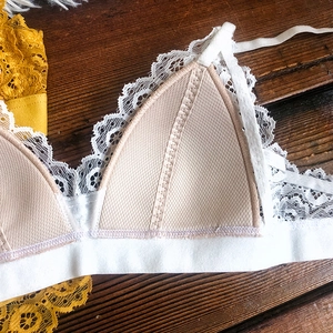 Gros plan sur la doublure en maille respirante et dentelle d'un soutien-gorge triangle
