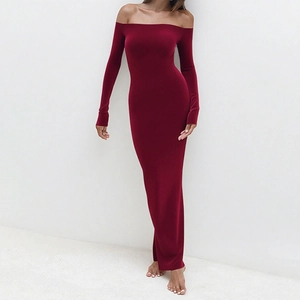 Elegante abito lungo bordeaux a spalle scoperte con vestibilità slim in maglia