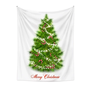Dettaglio di un arazzo natalizio bianco con albero verde e testo di auguri Merry Christmas