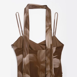 Top a lupetto in mesh marrone con stampa astratta, design arricciato e sciarpa inclusa