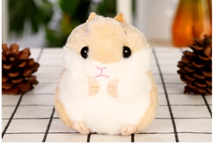 Nahaufnahme einer niedlichen Hamster-Plüschpuppe mit weichem Fell und Perlenaugen