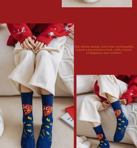 Détail de chaussettes d'hiver bleu marine en polaire corail avec broderie de carpe