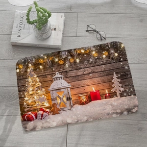 Détail du paillasson de Noël en flanelle avec sapin festif et lanterne sur sol en bois