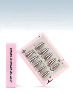 Dettagli di unghie finte a mandorla argento specchiato in una scatola rosa chic