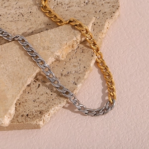 Dettaglio della collana a catena cubana bicolore oro e argento da 8mm su base in pietra
