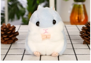 Nahaufnahme eines süßen blau-weißen Plüsch-Hamsters auf einer karierten Tischdecke