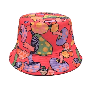 Vista dettagliata del cappello a secchiello rosso con vivaci motivi a fungo colorati