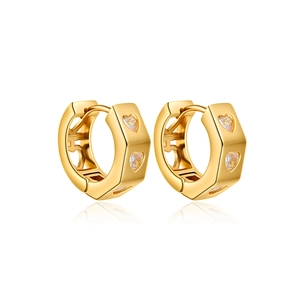 Boucles d'oreilles hexagonales plaquées or 18K avec zircons en forme de cœur sur blanc