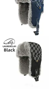 Gros plan du chapeau aviateur en denim à carreaux avec fourrure grise et boucle