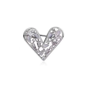 Elegante spilla a forma di cuore con montatura traforata in argento e zirconi brillanti