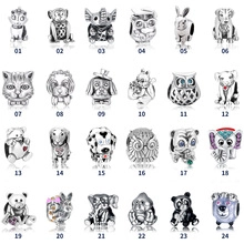 Vista macro de 24 dijes y cuentas de animales en plata S925 en un diseño de cuadrícula