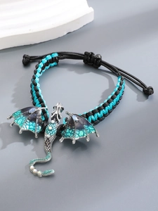 Detail van de geweven drakenarmband met zilveren vleugels en blauwgroene emaille