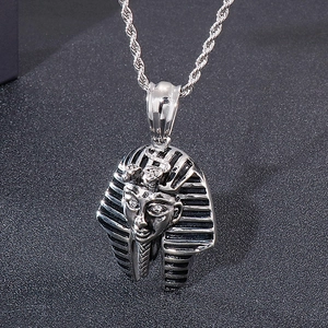 Gros plan du pendentif Pharaon égyptien en argent vieilli avec détails et chaîne torsadée