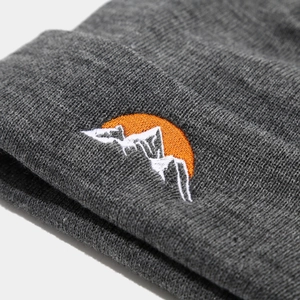 Bonnet en tricot gris foncé avec broderie de montagne et soleil pour l'extérieur