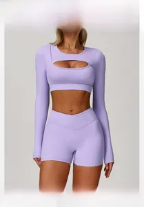 Détail du haut de yoga lilas avec découpe frontale en tissu de sport extensible de haute qualité