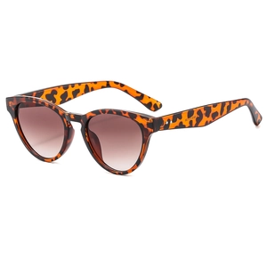 Fashion cat eye sunglasses with leopard print frame and brown gradient lenses