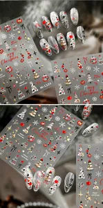 Makroansicht von Weihnachts-Nagelstickern mit metallischen Schneeflocken und Schleifen